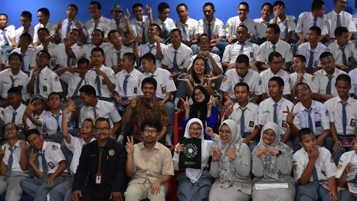 PKM "Public Speaking:  Dare to Speak, Show Your Quality" di SMK Telekomunikasi Telesandi Bekasi