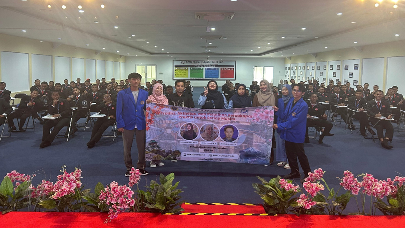 PKM "Tradisi, Aktivitas, dan Pelatihan Percakapan Praktis untuk Setiap Musim" di SMK Mitra Industri